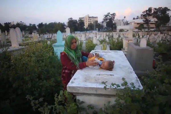 Gaza people living in graves